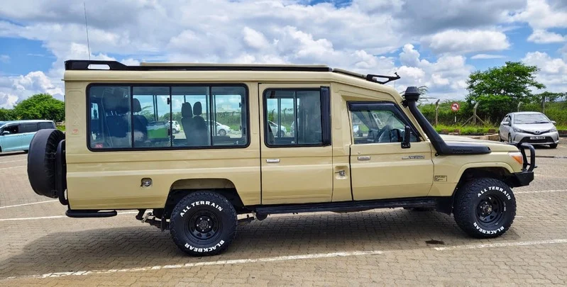 4x4 Safari Land Cruiser vehicle in Kenya